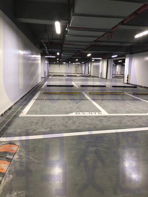 小区地下停车场交通设施项目工程减速带安装
