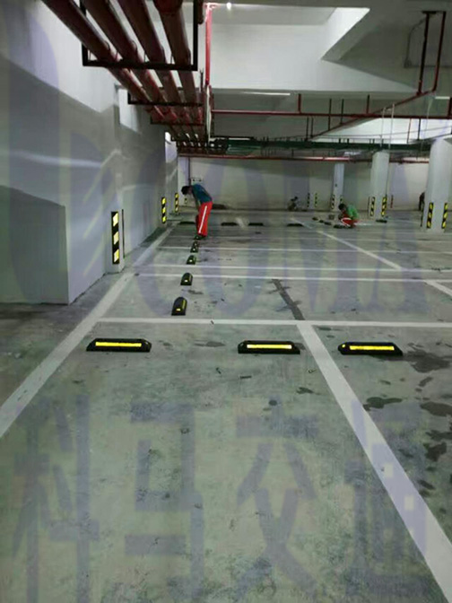 广州燕子岗体育馆地下停车场交通设施工程施工车轮定位器安装