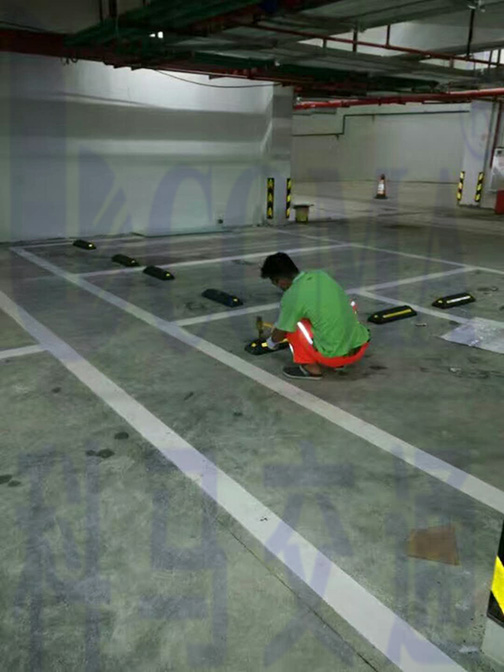 广州燕子岗体育馆地下停车场交通设施工程施工车轮定位器安装