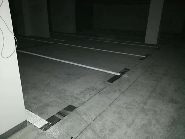 小区车库地下停车场简单车位划线 热熔标线施工3.jpg
